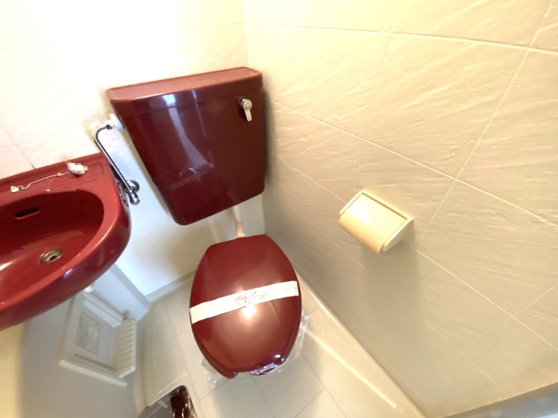 トイレ　真っ赤なトイレです。。