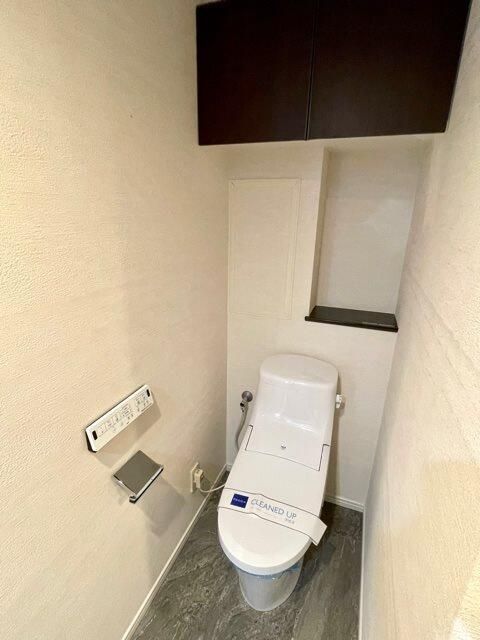 トイレ　落ち着いた色調のトイレです