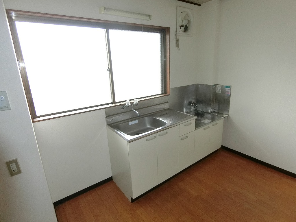 キッチン　２口コンロ設置可・冷蔵庫置場あり。