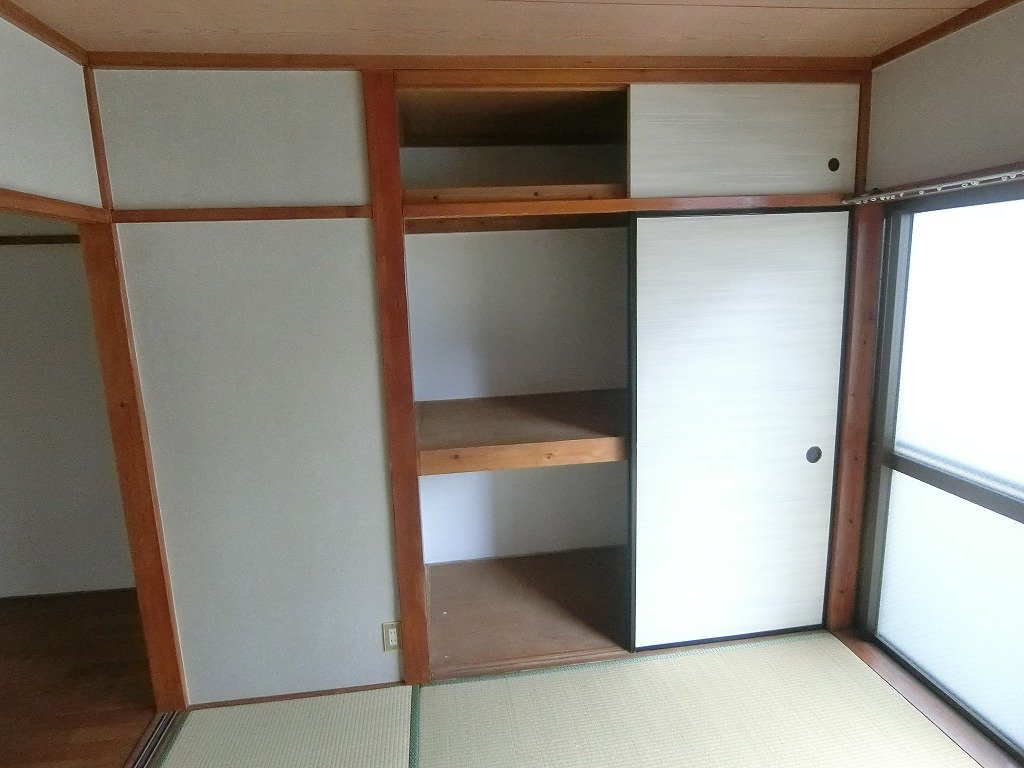 収納　奥行きある天袋付き収納