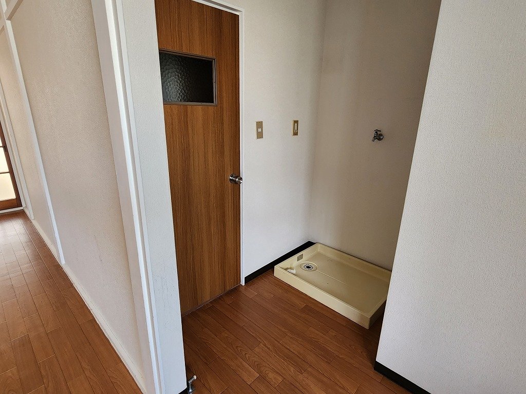 洗面設備　室内洗濯機置場　左は扉付き脱衣所