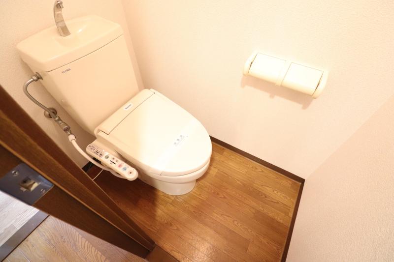 トイレ　温水洗浄便座付きのトイレ
