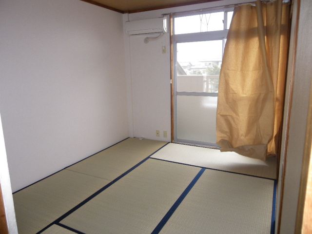 バス・シャワールーム　小窓付で通気良好です。