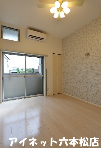 居室・リビング　白基調の落ち着くお部屋です。。