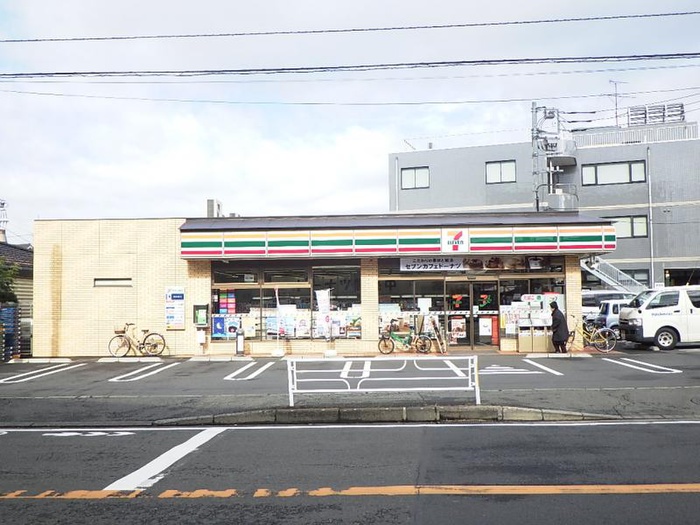 コンビニ　セブンイレブン（コンビニ）まで590m