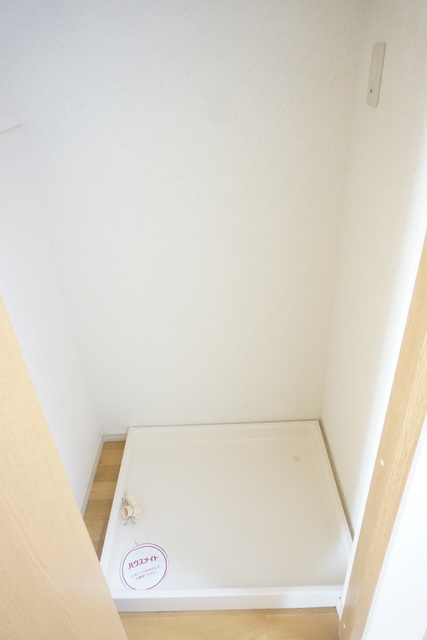その他設備　玄関横の洗濯機置き場※同タイプ参考写真