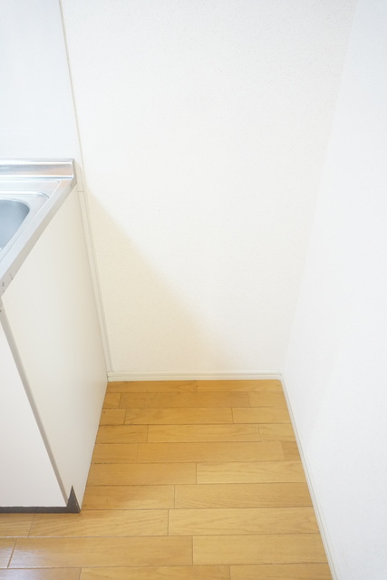 キッチン　キッチン横の冷蔵庫置き場※同タイプ参考写真