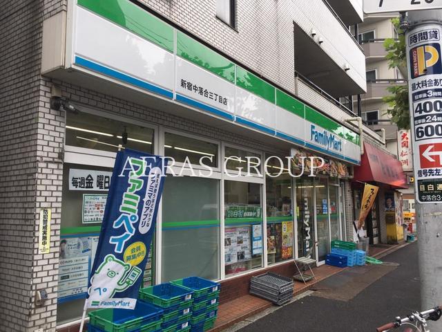 コンビニ　ファミリーマート新宿中落合三丁目店（コンビニ）まで74m