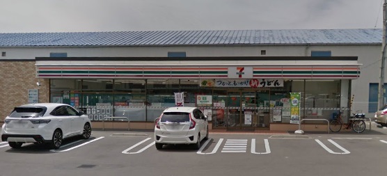 コンビニ　セブンイレブン（コンビニ）まで883m
