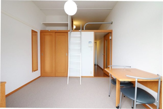 居室・リビング　人気のロフトタイプ！お部屋が広々使えて便利です！