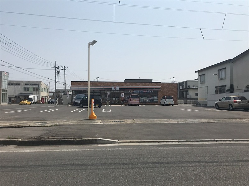 コンビニ　セブンイレブン 弘前外崎店（コンビニ）まで611m