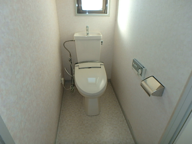トイレ　トイレに窓あります。別部屋参考写真。