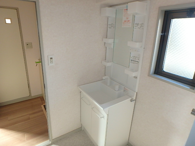 洗面設備　シャンプードレッサータイプのシステムキッチン。別部屋参考写真