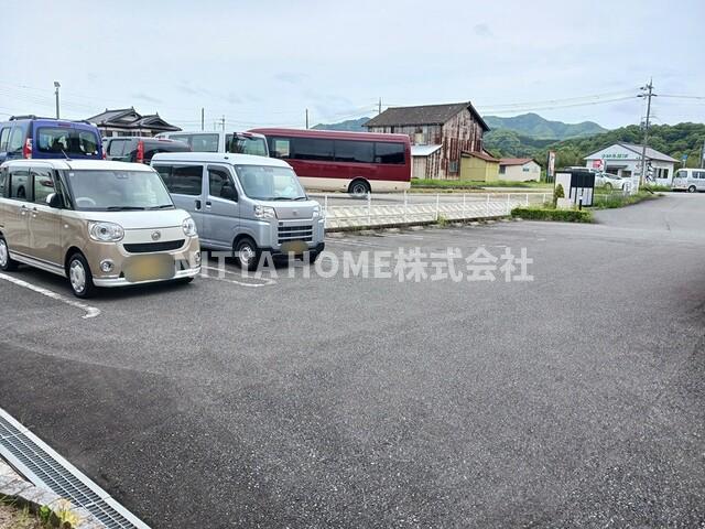 駐車場　敷地内に駐車場も完備★