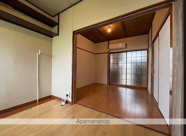 箕面市萱野貸家の居間写真