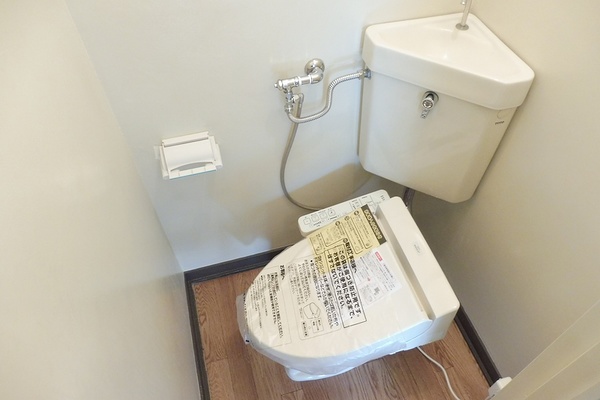 トイレ　快適な温水洗浄便座トイレです