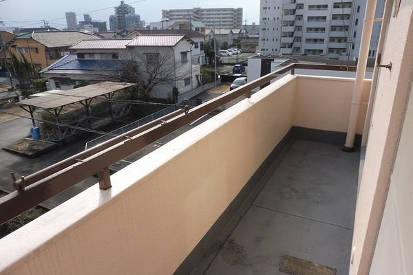 バルコニー　バルコニーも広々としていて洗濯物も干せます