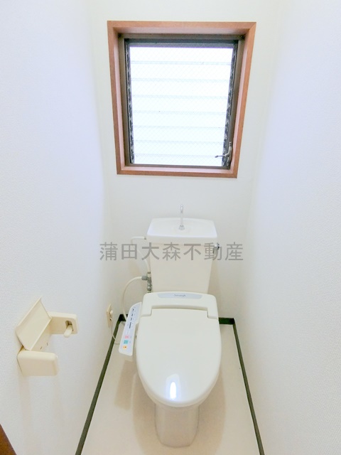 トイレ　窓と温水洗浄便座付きのトイレ