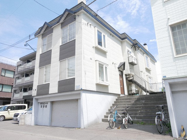 札幌市中央区北九条西のアパートの建物外観