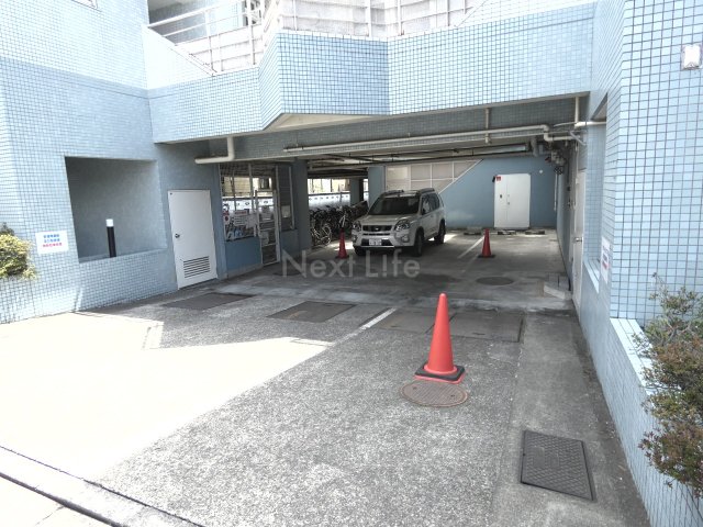 【八王子市高倉町のマンションの駐車場】