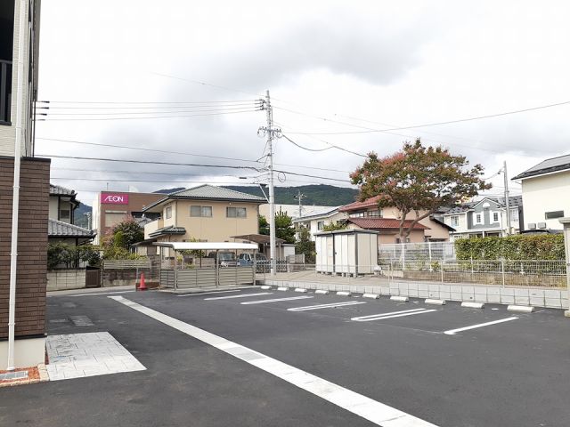 【ヴィクトワール　オカの駐車場】