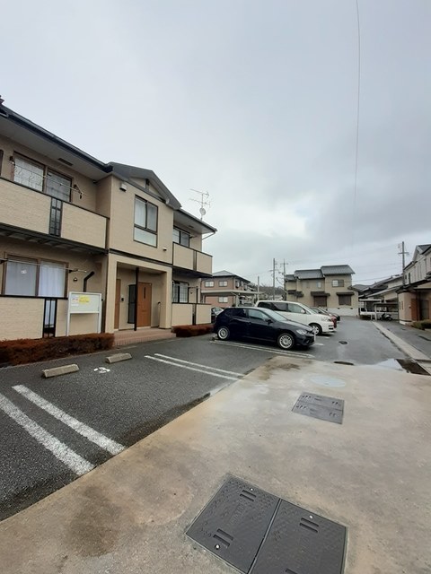 【米子市尾高のアパートの駐車場】