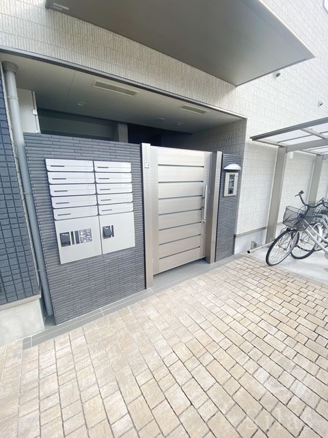 【堺市堺区材木町西のアパートのエントランス】