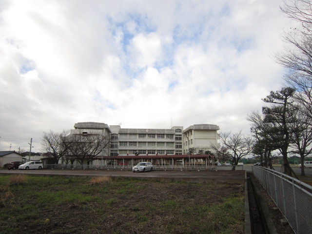 【新発田市緑町のマンションの中学校】