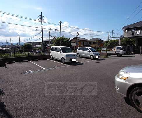 【宇治市木幡のマンションの駐車場】