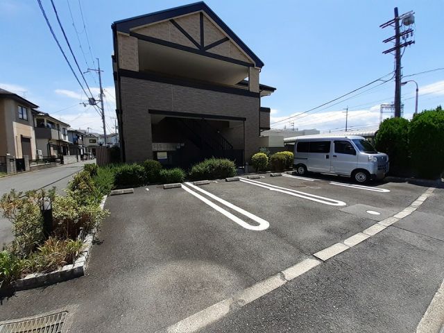 【大和高田市大字築山のアパートの駐車場】