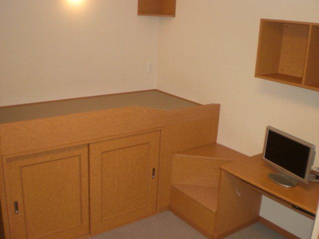 その他部屋・スペース　ベッドついてます、ベッド下は収納ついてます！