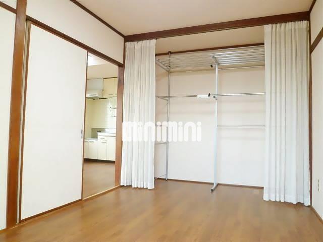 収納　居室の一部がカーテンで仕切られた収納スペース☆