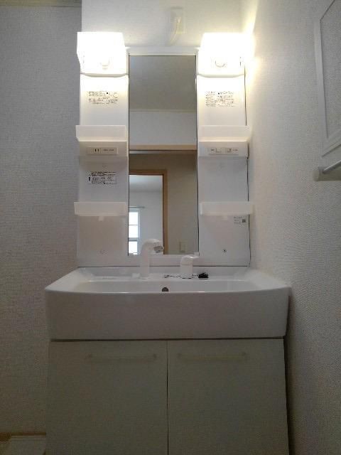 洗面設備　スペースが確保できる洗面所です