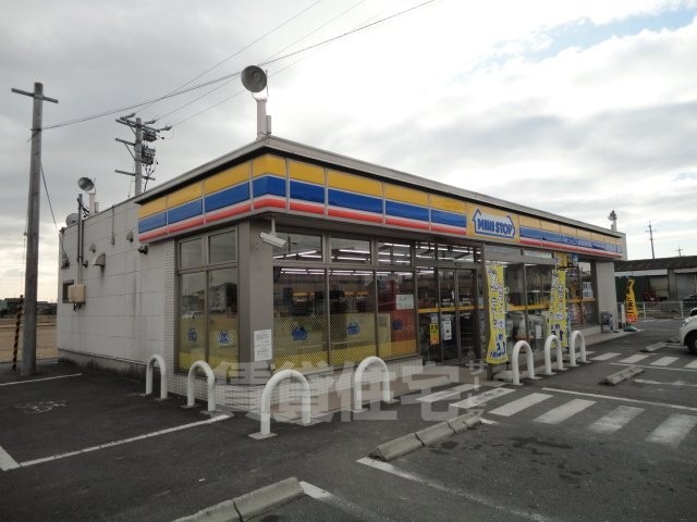 駐車場　ミニストップ美和町花長店（コンビニ）まで910ｍ