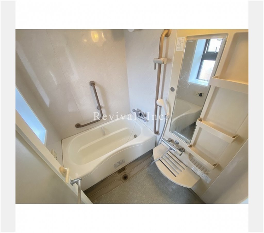 バス・シャワールーム　追い焚き・浴室乾燥完備でございます