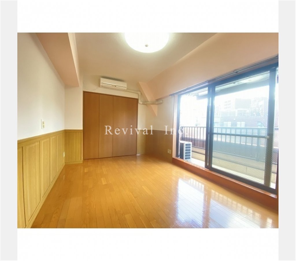 その他部屋・スペース　明るい光の入るベッドルームでございます