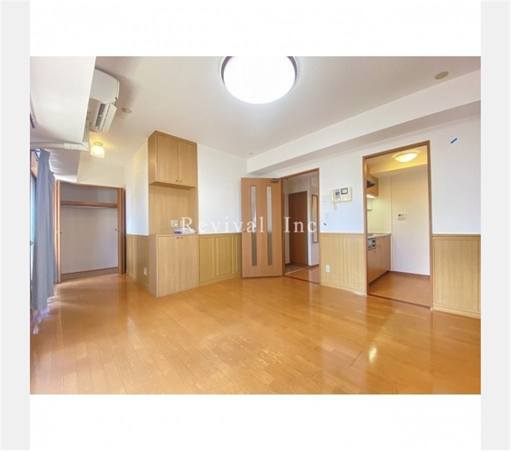 居室・リビング　床暖房完備のリビングでございます