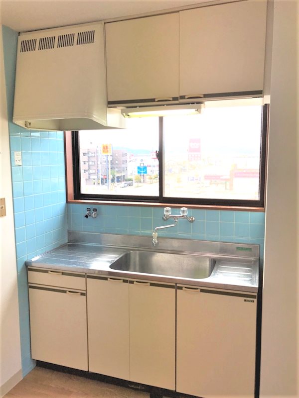 キッチン　キッチンには窓があり、4階からの眺めの気持ち良く、風通しも良