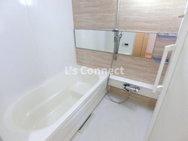 バス・シャワールーム　足を伸ばして入れる１坪浴室。追焚き、浴室乾燥付き。