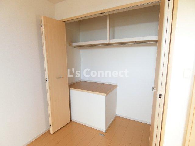その他設備　南側洋室にもクローゼット付き。