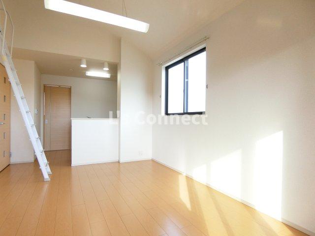 居室・リビング　角部屋で２面に窓があります。