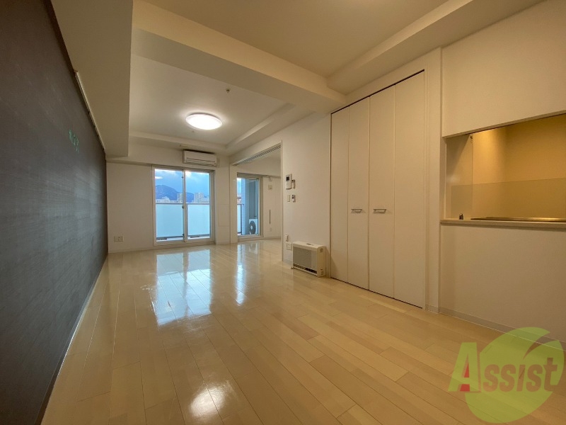 居室・リビング　リビングです。木目のフローリングが落ち着きますね。