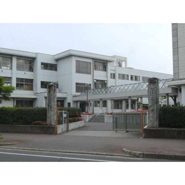 その他　【小学校】中部小学校まで675m