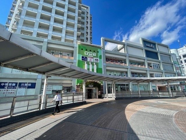 ショッピングセンター　ラソラ川西（ショッピングセンター）まで650m