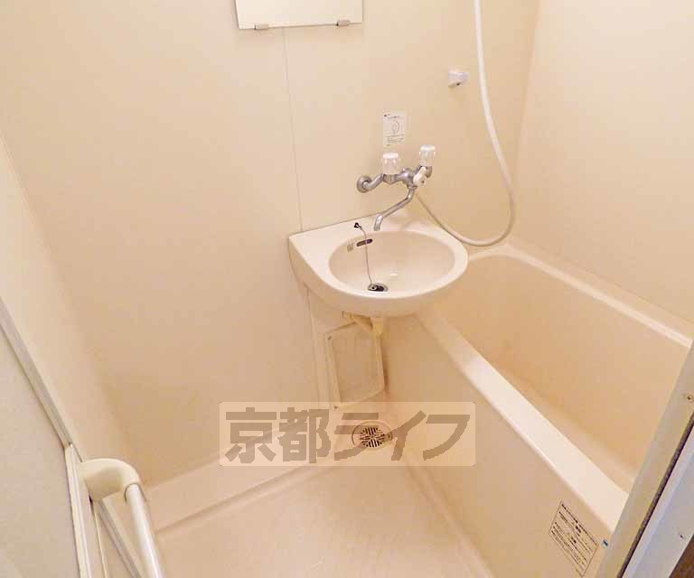 バス・シャワールーム　清潔感あるバスルームです。