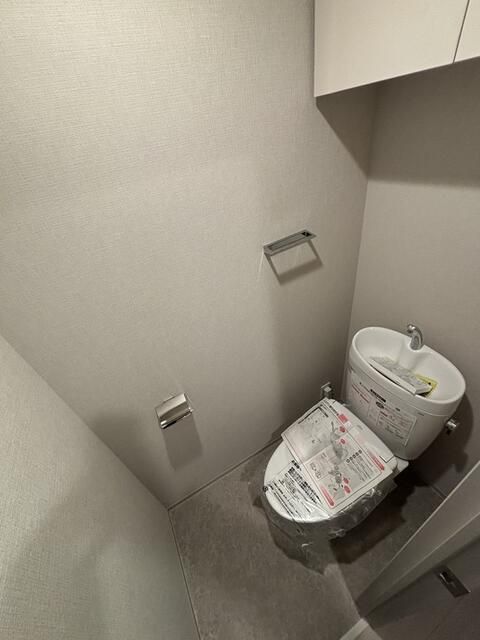 トイレ　落ち着いた色調のトイレです