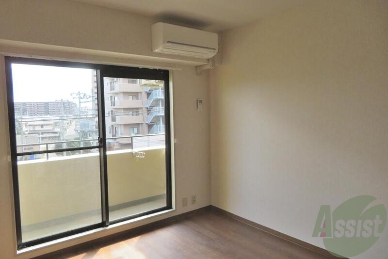 居室・リビング　陽当たりのいいリビングは南向き、部屋からの眺望もよさそうです