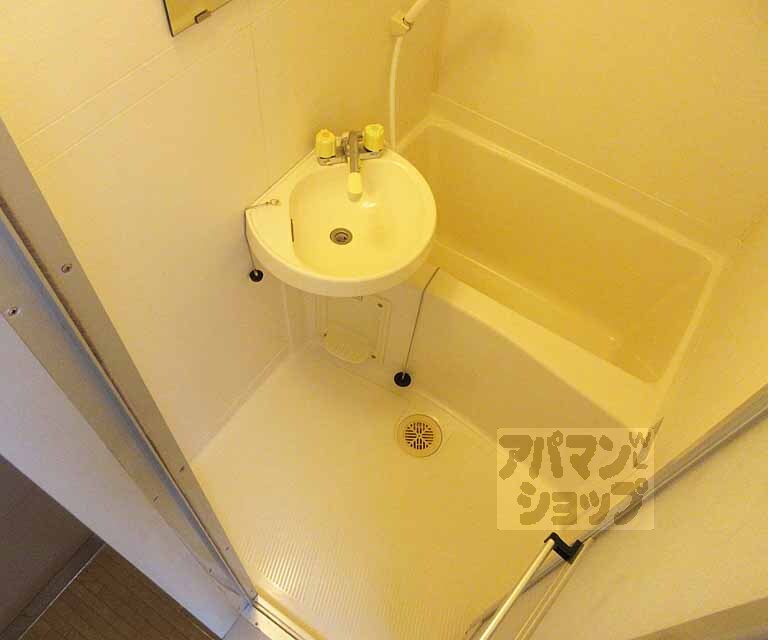 バス・シャワールーム　シンプルなバスルーム・