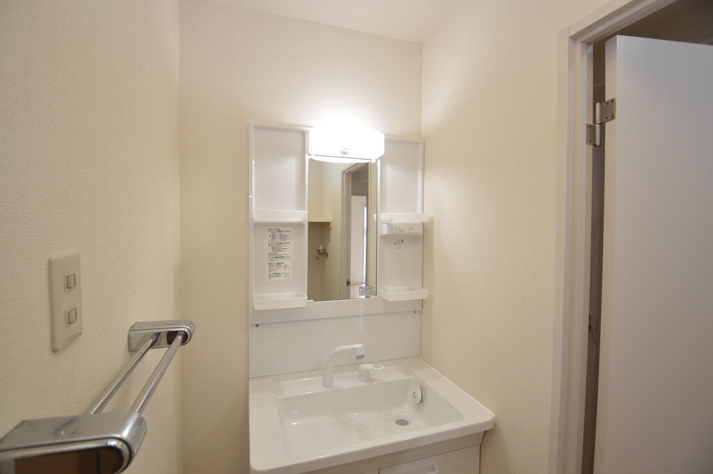 洗面設備　（参考）他室の写真を使用しています。現況優先となります。