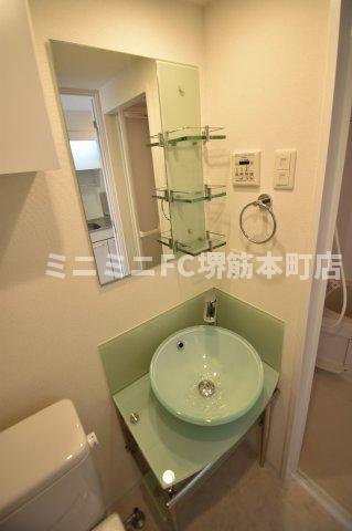 洗面設備　オシャレなガラス洗面台（部屋によってカラー異なります。）
